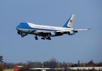 Проблема с электричеством, из-за которой полет Трампа в Швейцарию на Давосский форум был приостановлен, поднимает вопросы о старении президентского самолета Air Force One