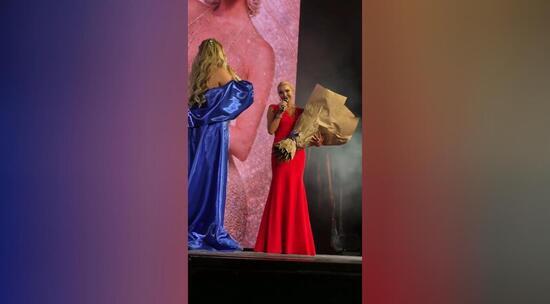 Бывший Волочковой Николай Басков передал ей алый букет