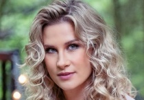 36-летняя российская синхронистка Алла Шишкина не устояла перед трендом и показала свой вариант «славянского взгляда». Трехкратная олимпийская чемпионка показала, как выглядит в моменты сосредоточенности.