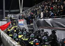 Матч «Утрехта» и «Генка» в Лиге Европы 22 января 2026 года начался с 50-минутной задержкой из-за беспорядков болельщиков на гостевой трибуне. Полиция удалила фанатов, проникших без билетов. «Генк» выиграл 2:0 и поднялся на 10-е место, а «Утрехт» (1 очко) лишился шансов на плей-офф.