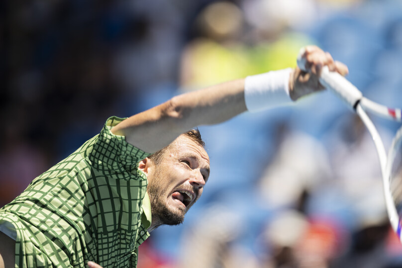 Медведев ушёл от краха в Мельбурне: одержал волевую победу и вышел в четвертый круг АО