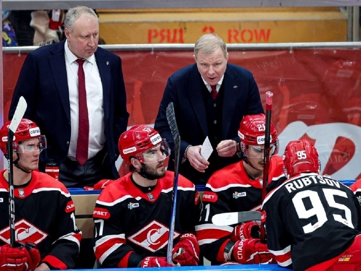 25 января 2026 года «Спартак» уступил «Локомотиву» 2:3 в овертайме. Жамнов отметил нехватку агрессии и везения, а также влияние удалений. Хартли похвалил команду за борьбу и реализацию момента в овертайме, а также рассказал о тактических изменениях перед плей-офф.