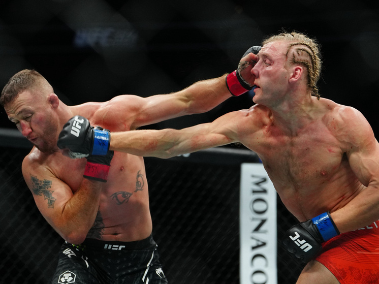 Британец проиграл американцу в борьбе за временный пояс