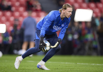 Российский голкипер французского «Пари Сен-Жермен» Матвей Сафонов, судя по всему, готов играть в официальных матчах. По крайней мере, это следует из того, что его статус в преддверии матча Лиги чемпионов изменён на «доступный». То есть Сафонов будет присутствовать на игре. Скорее всего, он займёт позицию запасного вратаря под Люкой Шевалье, но его возвращение в стартовый состав выглядит делом небольшого времени. Об этом пишет французская пресса. 