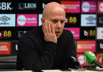 «Ливерпуль» Арне Слота, переживающий пятиматчевую безвыигрышную серию в АПЛ и опустившийся на шестое место, 28 января 2026 года на «Энфилде» примет «Карабах» в матче Лиги чемпионов. Победа обеспечит мерсисайдцам прямой выход в 1/16 финала. Кризис усугубляют травмы центральных защитников: из-за повреждений Гомеса и Леони, а также отсутствия Конате, Вирджил ван Дейк остаётся единственным опытным игроком на этой позиции.