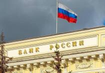 Чем ближе заседание Центробанка по ключевой ставке, тем чаще появляются прогнозы о том, как поступит регулятор: снизит «ключ», повысит или оставит его без изменения? В докладе «Росконгресса» говорится, что в борьбе с инфляцией Центробанк будет и дальше проводить жесткую денежно-кредитную политику