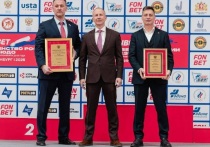 Президент Федерации дзюдо России Сергей Соловейчик вручил координатору федерального партийного проекта «Выбор сильных» в Свердловской области Алексею Свалову Благодарственное письмо за вклад в развитие дзюдо в регионе