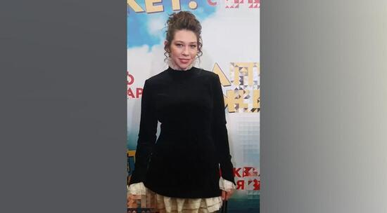 Актриса Алина Алексеева пришла в коротком платье при минус 12