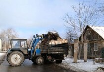В выходные дни администрация Астрахани продолжила работы по приведению в порядок улично-дорожной сети и общественных территорий после ухудшения погодных условий