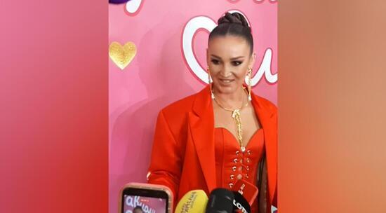 Ольга Бузова выгуляла шикарный красный наряд на премьере 