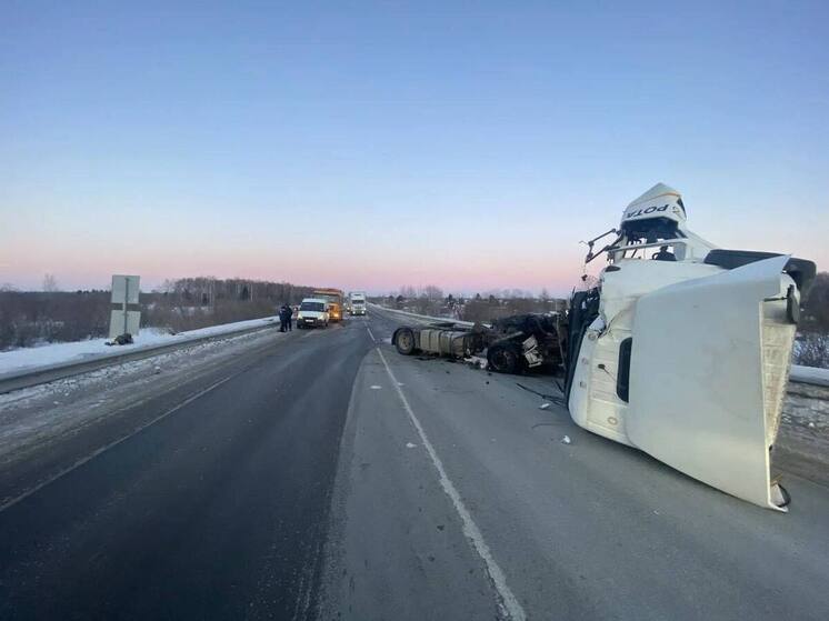 Под Томском грузовик врезался в стоящую фуру