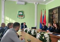 Заместитель губернатора Тамбовской области Евгений Зименко провёл выездное совещание в Мичуринске по поручению Евгения Первышова. Причиной стала неудовлетворительная работа двух котельных, которые в период сильных морозов не обеспечивают нормативное отопление 25 многоквартирных домов. На данный момент от жителей поступило уже 13 обращений с жалобами на температуру в квартирах на уровне 16-17 градусов.