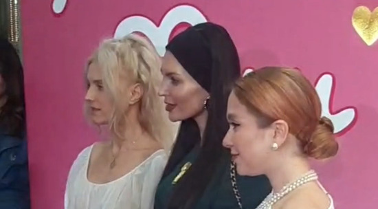 Группа %22Фабрика%22 заряжала позитивом на красной дорожке 