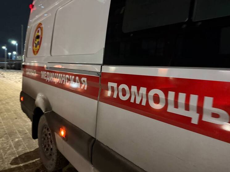 Спасатели достали пострадавшего из перевернутой машины после столкновения под Ковдором
