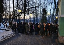 Очередь в храм и часовню в Петербурге образовалась уже около семи утра. Журналист «МК в Питере» Ольга Калюжная, пришедшая к часовне ранним утром, была удивлена большому количеству людей.