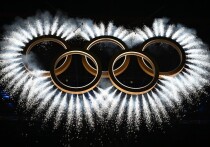 Церемония открытия XXV зимних Олимпийских игр прошла 6 февраля 2026 года в четырёх итальянских локациях — Милане, Кортина-д'Ампеццо, Ливиньо и Предаццо, впервые в истории Игр. Парад открыла Греция, завершила Италия. Российские спортсмены в нейтральном статусе не участвовали в шествии. Делегации Израиля и США подверглись освистыванию зрителей. В программе — выступление Мэрайи Кэри и дань памяти Джорджо Армани. Соревнования продлятся до 22 февраля.