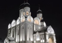 Девятое февраля — особый день в народном и церковном календаре. Он посвящен святителю Иоанну Златоусту, чьи «золотые уста» славились мудростью, а в народной традиции он стал стражем домашнего очага. Этот день, известный как Златоустьев огонь или Златоустов день, наполнен древними ритуалами и строгими запретами. Считалось, что от их соблюдения напрямую зависят благополучие, достаток и мир в семье на весь год.