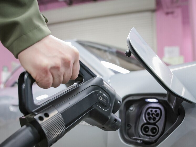 Домашняя розетка не поможет: что ждет владельцев электромобилей в Москве0