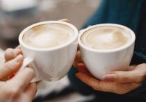 Ученые утверждают, что пара чашек чая или кофе в день может снизить риск развития деменции