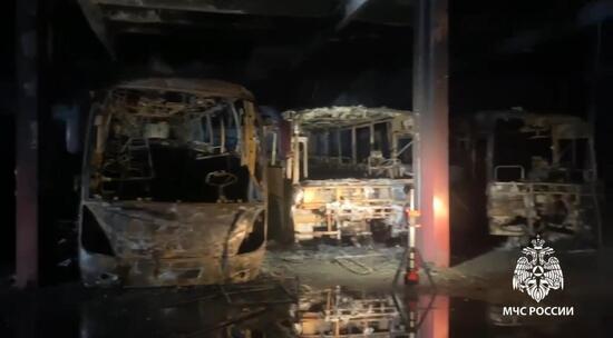 Огнеборцы МЧС России спасли из горящего гаража человека и 17 единиц техники 