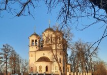 14 февраля — дата, которая в современном мире прочно ассоциируется с валентинками и романтическими ужинами. Однако народная мудрость и церковный календарь диктуют нам совсем иные правила поведения. В 2026 году этот день приобретает особое, двойное значение: это не только день памяти святого мученика Трифона (Трифон-мышегон), но и Вселенская (Мясопустная) родительская суббота. Игнорирование древних запретов может обернуться чередой неудач, болезнями и даже тотальным одиночеством на весь год.