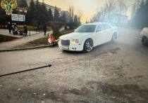 Женщина толкнула коляску с ребенком под колеса авто