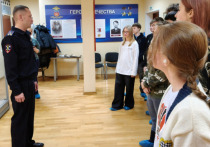 В День подразделений по охране общественного порядка семиклассники Мурманского политехнического лицея побывали в Культурном центре УМВД