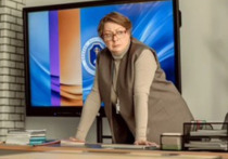 Мария Аронова снова примерила очки в стиле «прощай молодость» и водолазку цвета печали