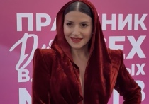 Певица Жасмин выступила в Кремле, приняв участие в большом концерте ко Дню святого Валентина. Приемом зрителей звезда осталась довольна. А вот общение с журналистами у артистки в этот раз не задалось. 
