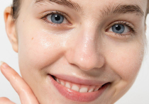 С наступлением холодов обладательницы жирной кожи, уставшие бороться с блеском в теплые месяцы, вздыхают с облегчением: «Ну, наконец-то не потею, не блещу каждые два часа, за кожей можно не ухаживать!» Это распространенное заблуждение, увы, приводит к серьезным последствиям: обезвоживанию, раздражению, усилению воспалений и даже ускоренному старению кожи, рассказывает доцент кафедры кожных болезней и косметологии ИНОПР Пироговского университета Валентина Петунина