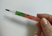 Несбиваемая температура и сильная боль в горле могут быть признаками острого ВИЧ-инфицирования.