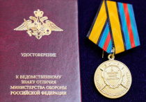 Губернатор Петербурга Александр Беглов и председатель ЗакСа Александр Бельский поблагодарили врачей из Петербурга, которые оказывали медицинскую помощь жителям Мариуполя и бойцам СВО. Об этом сообщает пресс-служба Смольного.