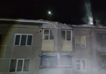 Еще один многоквартирный дом, на этот раз в поселке Советском, получил повреждения от снега.