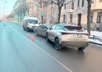Вчера, 18 февраля, женщина за рулем автомобиля Honda сбила пешехода на улице Красного Курсанта. Пострадавшая скончалась в больнице. Возбуждено уголовное дело, сообщает пресс-служба ГУ МВД России по г. Санкт-Петербургу и Ленинградской области.