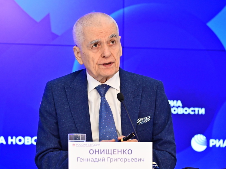 Академик РАН призвал оштрафовать Ярослава Дронова после облизывания льда на Байкале