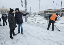 Мэр города Челябинска Алексей Лошкин с утра уже провел совещание с дорожными подрядчиками по уборке снега в городе