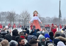 На фестивале Масленицы в Петропавловской крепости 22 февраля нарушили многовековую традицию. Журналист «МК в Питере» рассказала, что организаторы решили не сжигать чучело: если верить поверьям, это означает, что зима не закончится.