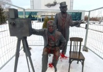 Очередное обливание памятника братьям Люмьер, который расположен возле ККТ «Космос» в Екатеринбурге, произошло около 23:00