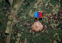Леонид Пасечник присвоил бойцу звание за мужество и служение Родине
