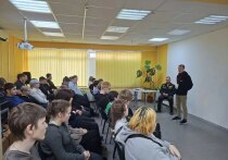 В мурманской библиотеке № 25 на улице Капитана Маклакова прошел урок мужества «С чего начинается Родина»