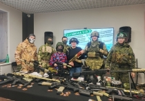 В Видяево народная дружина «Дозор» организовала выставку страйкбольной экипировки ко Дню защитника Отечества.