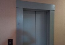 Жительница Мурманска пожаловалась на неработающие лифты в подъезде.
