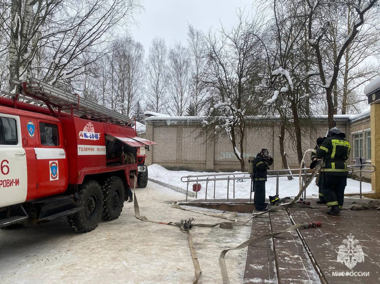 В Боровичах «нахимичили» до пожара: учения провели в школе № 11