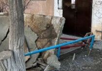 В Астрахани утром обрушился козырек над входом в третий подъезд дома № 57 по улице Бэра