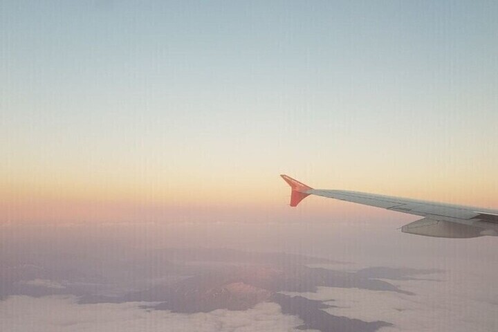 Абу-Даби отправил первый самолет с начала суток