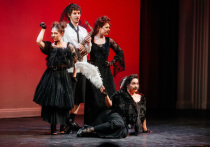 Знаете, что объединяет хиты «Знаешь ли ты» Максим, песню «Голая» группы Градусы, «Невесту» Глюкозы и «Катюшу»? Из них и еще ряда других «шлягеров», соткали яркий пуримшпиль «Попурим», который артисты театра «Шалом» представили на празднике Пре-Пурим