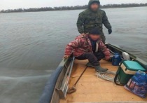 В Икрянинском районе Астраханской области спасатели провели операцию по спасению человека, оказавшегося на дрейфующей льдине