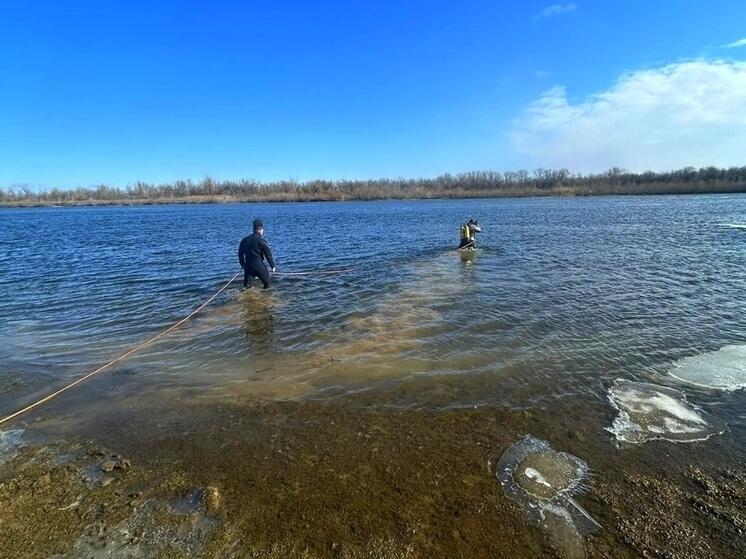 В реке под Астраханью нашли затонувший автомобиль