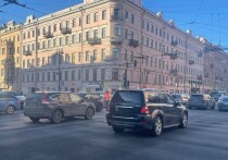 Сегодня, 6 марта, днем на пересечении Невского и Владимирского проспектов сломался светофор. Как сообщил «МК в Питере» читатель, образовалась пробка, движение парализовано.