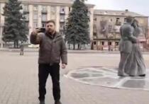Вечером 6 марта по сети разлетелись фото с Владимиром Зеленским, сделанные в Дружковке – крупном машиностроительном центре бывшей Донецкой области, до сих пор удерживаемом украинской армией